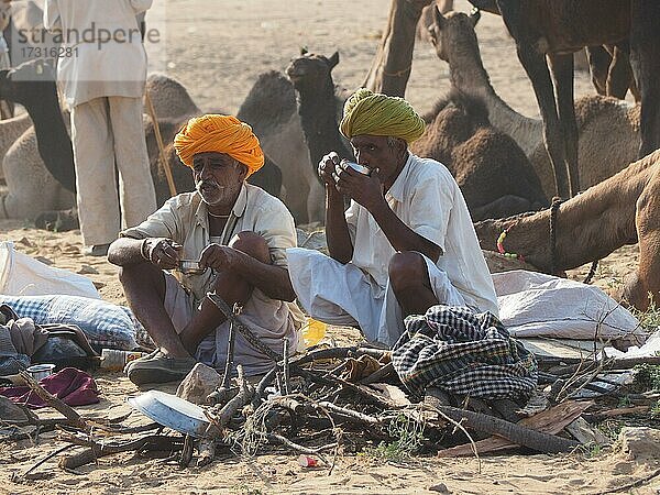 Zwei Männer machen Pause auf dem Kamelmarkt von Pushkar  Rajasthan  Indien  Asien