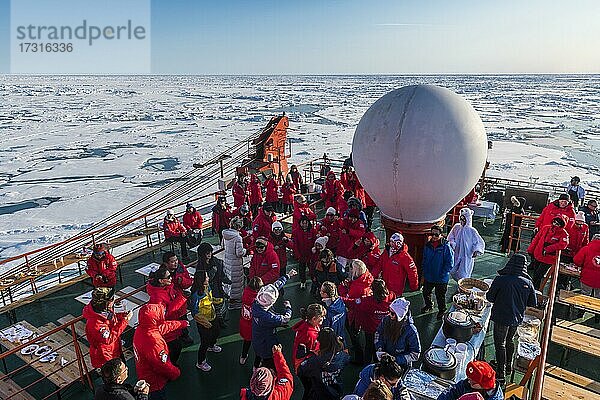 Touristen beim Grillen in der Sonne auf dem Weg zum Nordpol  Arktis