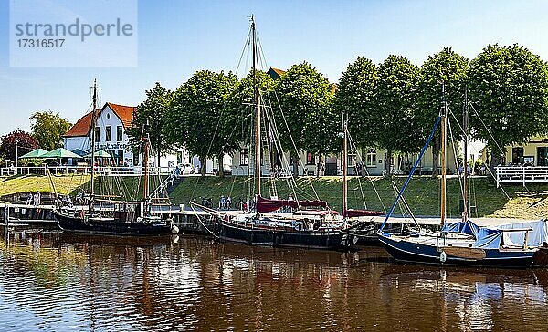 Segelschiffe im Deutschen Sielhafenmuseum Carolinensiel Carolinensiel  Ostfriesland  Niedersachsen  Deutschland  Europa