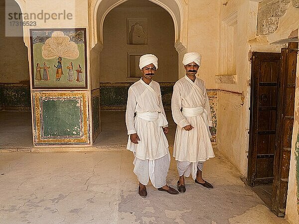 Soldaten in traditioneller Kleidung  Amber Fort  Jaipur  Rajasthan
