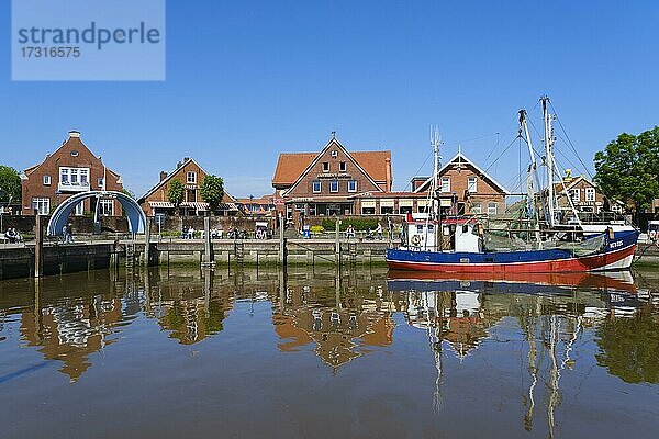 Fischerboot im Hafen  Neuharlingersiel  Ostfriesland  Niedersachsen  Deutschland  Europa