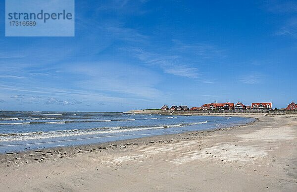 Sandstrand beim Hafen am westlichen Ende der ostfriesischen Insel Baltrum  Ostfriesland  Niedersachsen  Nordsee  Deutschland  Europa