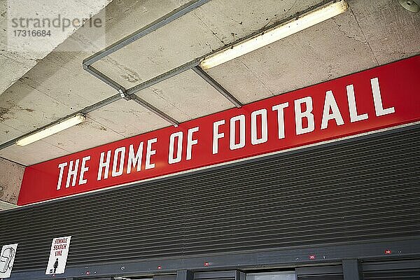 Arsenal Emirates Stadion  Home of the Football Schriftzug  London  England  United Kingdom