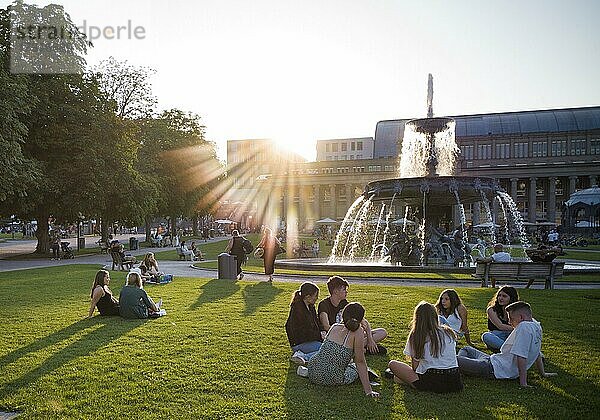 Jugendliche genießen Sommerabend auf Schlossplatz vor Königsbau  Stuttgart  Baden-Württemberg  Deutschland  Europa