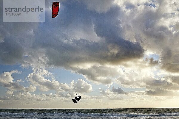 Kite Surfer fliegt über der Meeresbrandung  Nordsee  Westküste Hörnum  Sylt  Nordfriesland  Schleswig-Holstein  Deutschland  Europa