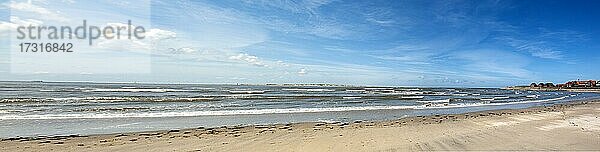 Panoramaaufnahme des Sandstrands am Hafen der Insel Baltrum  hinten MIite Ostspitze der Insel Norderney  Ostfriesland  Niedersachsen  Nordsee  Deutschland  Europa