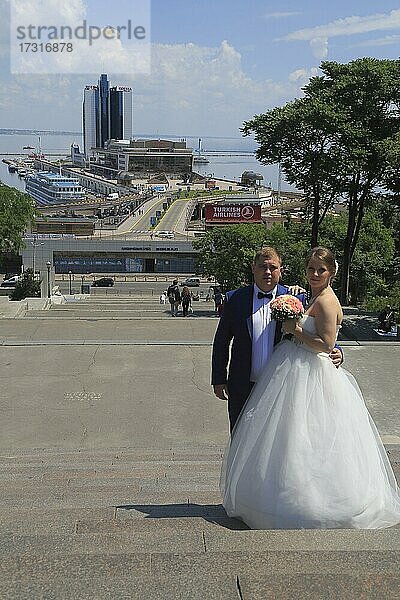 Potemkinsche Treppe und Passagierterminal im Hafen mit Hochzeitspaar