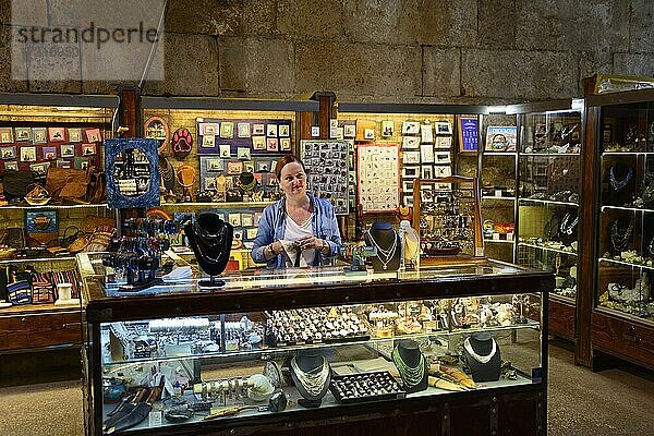 Händler in beleuchteten Katakomben  Altstadt unter dem Diokletianspalast  Split  Mitteldalmatien  Dalmatien  Adriaküste  Kroatien  Europa