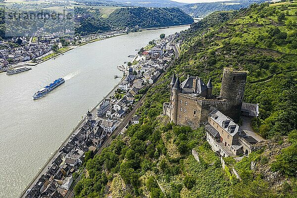 Burg Katz mit Blick auf den Rhein und St. Goar  Unesco-Welterbe Mittelrheintal  Deutschland  Europa