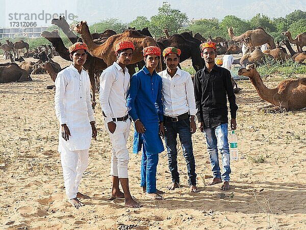 Ein Gruppe junger Männer auf dem Kamelmarkt von Pushkar  Rajasthan  Indien  Asien