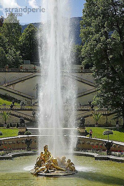 Florabrunnen mit Fontäne im Schlosspark von Schloss Linderhof  Königsschloss von Ludwig II. von Bayern  Oberbayern  Bayern