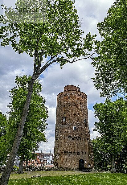 Amtsturm  ehemaliger Wehrturm des Schlosses im Amtsgarten Lüchow  Wendland  Niedersachsen  Deutschland  Europa