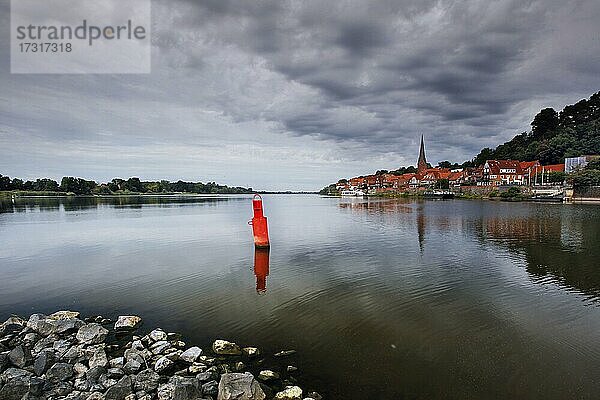 Blick über die Elbe auf die Unterstadt von Lauenburg Elbradwanderweg  Kolonnenwegreservat Flusslandschaft Elberegion Hamburg  Lauenburg