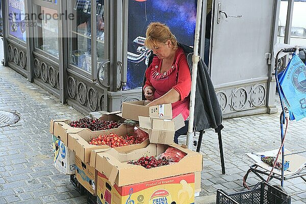 Verkäuferin von Kirschen vor dem Privoz Lebensmittelmarkt  Odessa  Ukraine  Europa