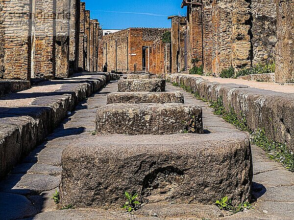 Ruinen  Straße und Trittsteine  antike Stadt  Pompeji  Kampanien  Italien  Europa