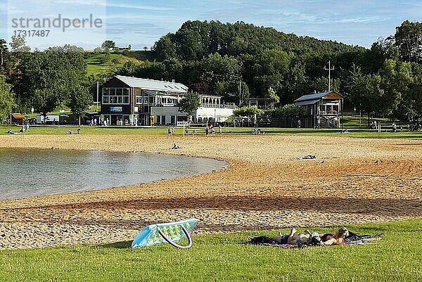 Badegäste am Sandstrand  hinten rechts DLRG Station  links Strandkaffee  Restaurant  Pizzeria  Supermarkt  Großer Brombachsee  Ramsberg am Brombachsee  Ortsteil von Markt Pleinfeld  Fränkisches Seenland  Mittelfranken  Franken  Bayern  Deutschland  Europa