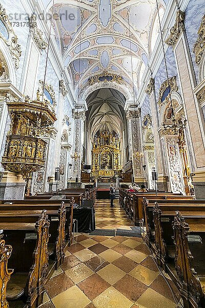 Kirchenschiff  Hochaltar und Kanzel im Stift Göttweig  Wachau  Österreich  Europa