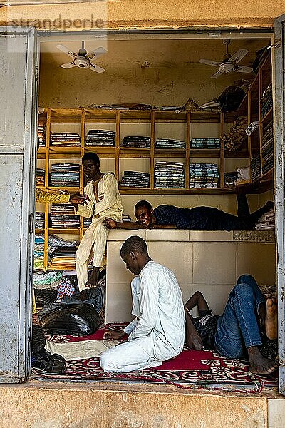 Jungen hängen in einem Laden auf dem Basar ab  Kano  Bundesstaat Kano  Nigeria  Afrika