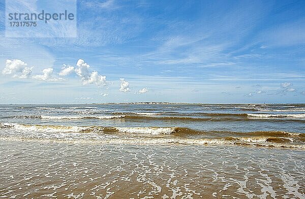 Sandstrand am Hafen der Insel Baltrum  hinten MIite Ostspitze der Insel Norderney  Ostfriesland  Niedersachsen  Nordsee  Deutschland  Europa