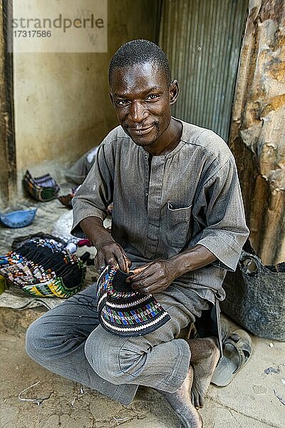Mann auf dem Basar  Kano  Bundesstaat Kano  Nigeria  Afrika