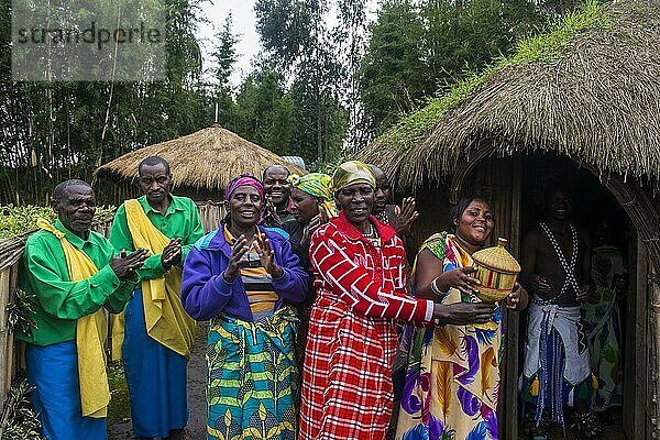Zeremonie ehemaliger Wilderer  im Virunga-Nationalpark  Ruanda  Afrika