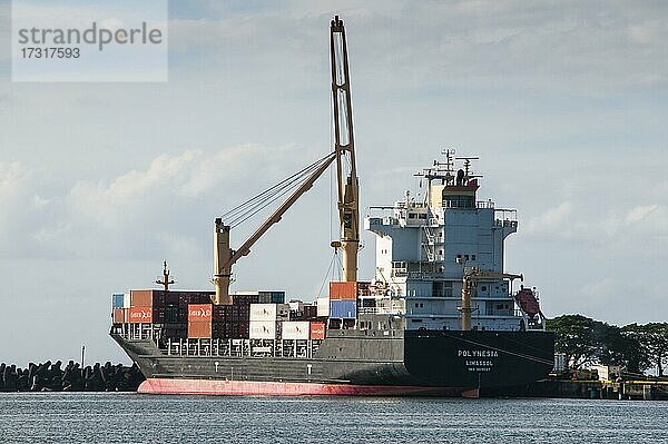 Frachtschiff im Hafen von Apia  Upolo  Samoa  Ozeanien