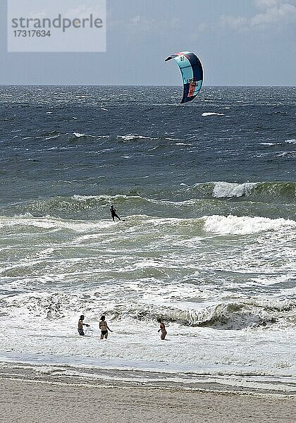Kite Surfer in der Meeresbrandung  Nordsee  Westküste Hörnum  Sylt  Nordfriesland  Schleswig-Holstein  Deutschland  Europa