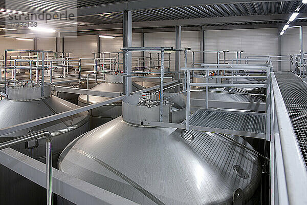 Innenraum einer Brauerei  große Stahltanks für das Bierbrauen.