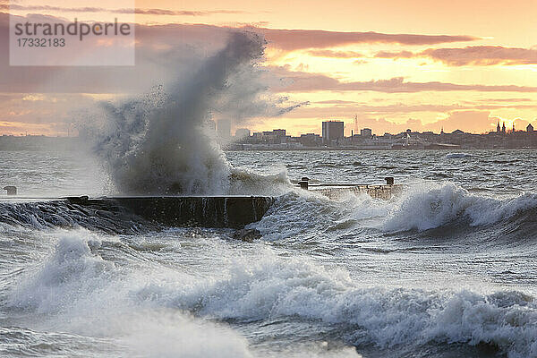 Ein Unwetter in der Ostsee  Wellen brechen über eine Seebrücke