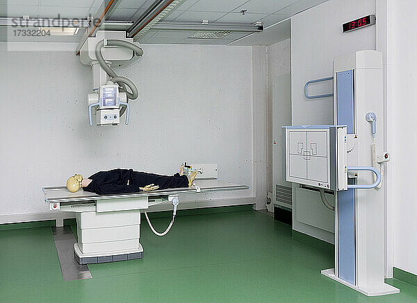 Schaufensterpuppe unter einem Röntgengerät in einer medizinischen Hochschule