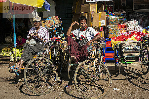 Rikschafahrer beim Entspannen in Yangon  Myanmar