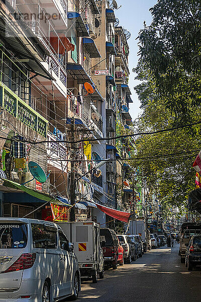 Belebte Straße in der Innenstadt von Yangon  Myanmar