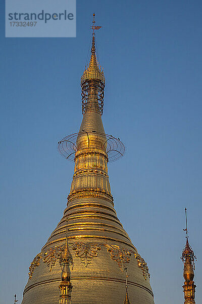 Yangon  Myanmar Ansicht der Shwedagon-Pagode in der Abenddämmerung.