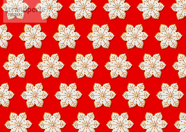 Muster von Schneeflocken förmigen Weihnachtsplätzchen flach gegen lebendigen roten Hintergrund gelegt