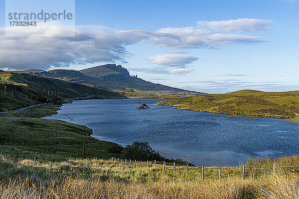 UK  Schottland  Wolken über Loch Leathan mit Old Man of Storr im Hintergrund