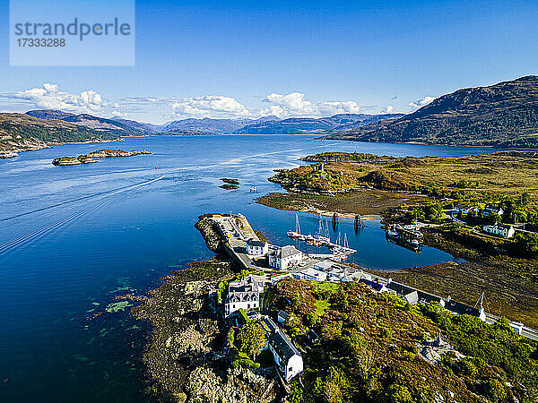 UK  Schottland  Kyleakin  Luftaufnahme des abgelegenen Dorfes an der Ostküste der Isle of Skye