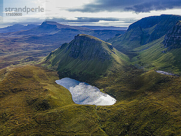 UK  Schottland  Luftaufnahme der grünen Berglandschaft des Erdrutsches von Quiraing