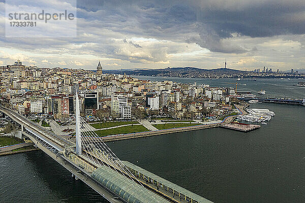 Türkei  Istanbul  Luftaufnahme der Wolken über der Golden Horn Metro Bridge