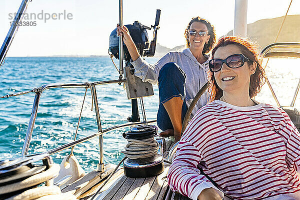 Freundinnen genießen den sonnigen Tag auf einem Segelschiff