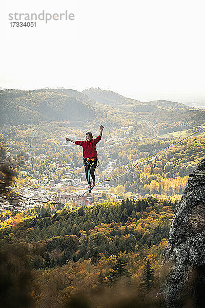 Junge Frau balanciert beim Highlining in Baden-Baden  Deutschland