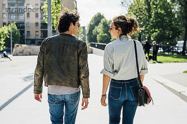 Paar sieht sich beim Gehen auf dem Fußweg an