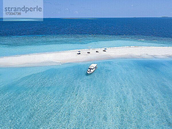 Malediven  Luftaufnahme eines Bootes in der Nähe eines kleinen sandigen Inselchens vor der Küste des Indischen Ozeans im Sommer