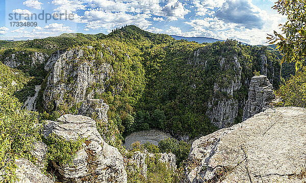 Griechenland  Epirus  Zagori  Blick auf bewaldete Klippen im Vikos-Aoos-Nationalpark im Sommer