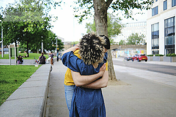 Junges Paar  das sich umarmt  steht im Park
