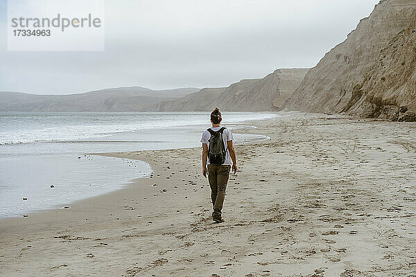 Mann beim Spaziergang am Strand in Point Reyes  Kalifornien  USA