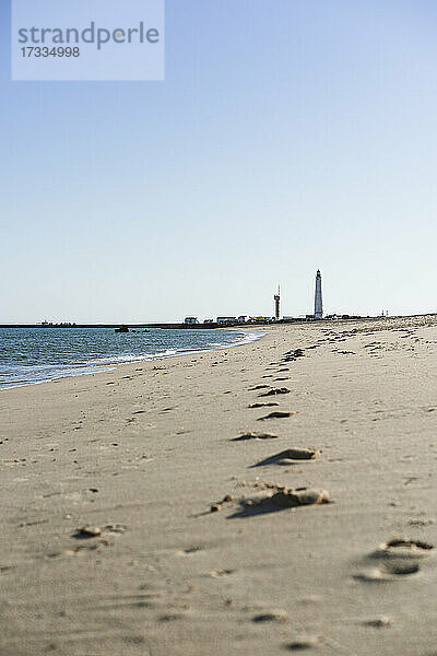 Fußabdruck am Strand an einem sonnigen Tag