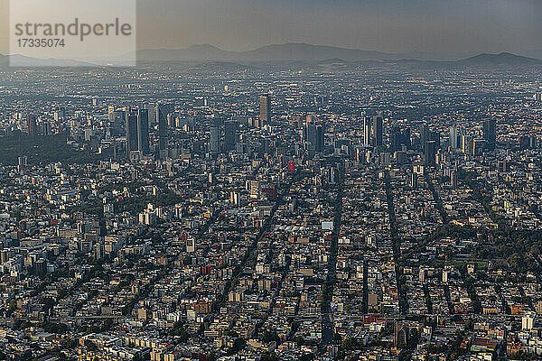 Mexiko  Mexiko-Stadt  Luftaufnahme der dicht besiedelten Stadt in der Abenddämmerung