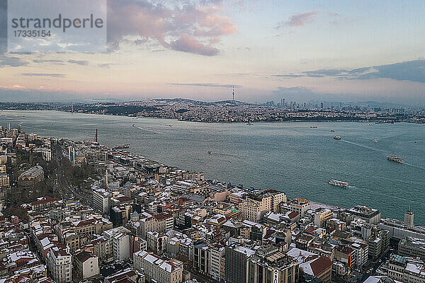Türkei  Istanbul  Luftaufnahme des Bosporus und der umliegenden Stadt in der Abenddämmerung