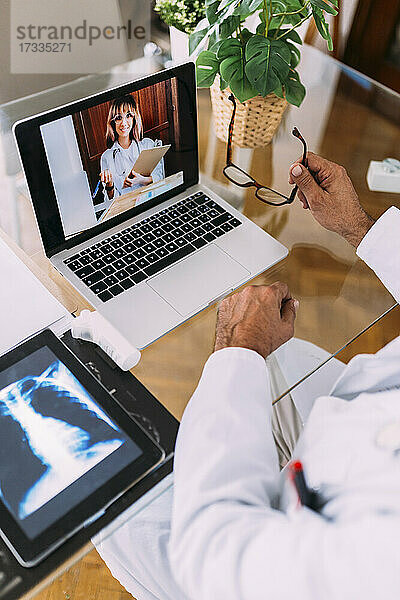 Kollegen aus dem Gesundheitswesen besprechen sich per Videoanruf über einen Laptop