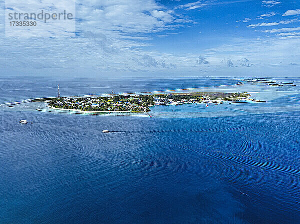 Thulusdhoo Insel auf blauem Meer unter Himmel bei   Kaafu Atoll  Malediven